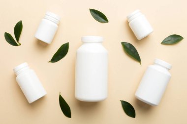 İlaçlar, ilaç şişesi, sağlık ve tıbbi destek. Vitamin hapları. Yeşil yapraklı vitaminler, doğal organik biyo takviyeler, fotokopi alanı..