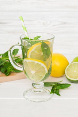 Mojito kokteyli. Limonlu, limonlu ve naneli mojito kokteylini uzun bir bardakta sopayla tazeliyorum..