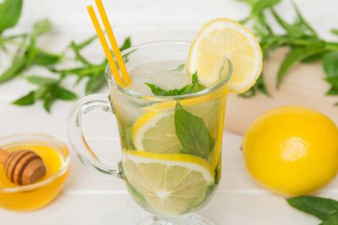 Mojito kokteyli. Limonlu, limonlu ve naneli mojito kokteylini uzun bir bardakta sopayla tazeliyorum..