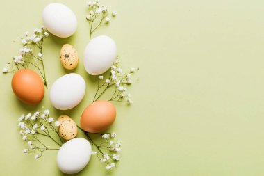 Mutlu Paskalya kompozisyonu. Renkli masada çingene yumurtaları var. Doğal boyalı renkli yumurtalar arkaplan arkaplan görünümü kopya alanı ile.