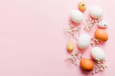 Mutlu Paskalya kompozisyonu. Renkli masada çingene yumurtaları var. Doğal boyalı renkli yumurtalar arkaplan arkaplan görünümü kopya alanı ile.