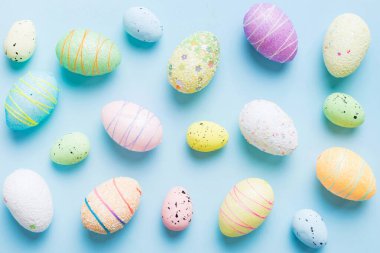 Renkli arka planda dekoratif paskalya yumurtaları. Paskalya yumurtaları kopyalama alanı olan üst görünüm koleksiyonu.