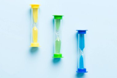 Masadaki kum saati, iş bitiş zamanı kavramı olarak geçen kum saati, boşluğu kopyala.