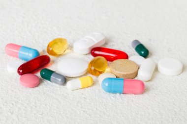 Bir çok farklı renkli ilaç ve hapların bakış açısı farklı. Renkli arkaplanda bir sürü hap.