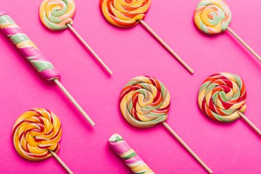 Renkli arka planda renkli lolipoplar. Yaz kavramı. Parti Mutlu Yıllar ya da Minimalist Kavram.