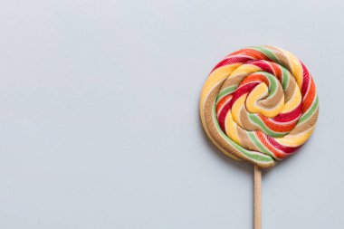 Renkli arka planda renkli lolipoplar. Yaz kavramı. Parti Mutlu Yıllar ya da Minimalist Kavram.