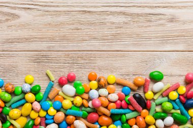 Renkli arka planda karışık renkli şeker koleksiyonu. Düz yerde, üst tarafta. Renkli çikolata kaplı şeker çerçevesi.