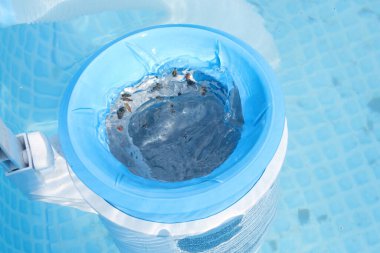 Havuzu temiz suyla temizlemek için mavi kaymağın üst görüntüsü. Kirli havuz temizleme konsepti.