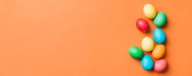 Bayram hazırlığı. Renkli arka planda Paskalya yumurtaları. Pastel renginde Paskalya yumurtası. Kopyalama alanı olan tatil kavramı.