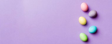 Bayram hazırlığı. Renkli arka planda Paskalya yumurtaları. Pastel renginde Paskalya yumurtası. Kopyalama alanı olan tatil kavramı.
