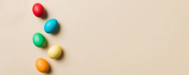 Bayram hazırlığı. Renkli arka planda Paskalya yumurtaları. Pastel renginde Paskalya yumurtası. Kopyalama alanı olan tatil kavramı.