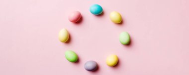 Renkli arka planda çok renkli Paskalya yumurtaları. Pastel rengi Paskalya yumurtaları tatil konsepti ve sizin için boş alan tasarımı..