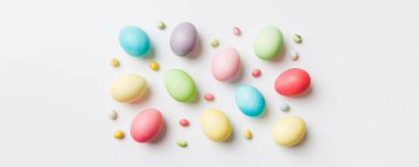 Bayram hazırlığı. Renkli arka planda Paskalya yumurtaları. Pastel renginde Paskalya yumurtası. Kopyalama alanı olan tatil kavramı.