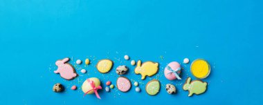 bayram hazırlığı renkli arka planda kurabiyeli çok renkli Paskalya yumurtaları. Pastel renginde Paskalya yumurtası. Kopyalama alanı olan tatil kavramı.