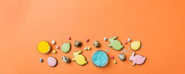 bayram hazırlığı renkli arka planda kurabiyeli çok renkli Paskalya yumurtaları. Pastel renginde Paskalya yumurtası. Kopyalama alanı olan tatil kavramı.