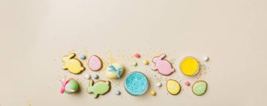 bayram hazırlığı renkli arka planda kurabiyeli çok renkli Paskalya yumurtaları. Pastel renginde Paskalya yumurtası. Kopyalama alanı olan tatil kavramı.