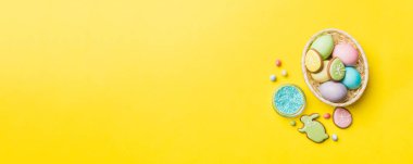 bayram hazırlığı renkli arka planda kurabiyeli çok renkli Paskalya yumurtaları. Pastel renginde Paskalya yumurtası. Kopyalama alanı olan tatil kavramı.