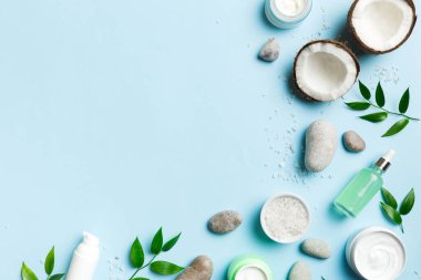 Hindistan cevizi yağı dolu kavanozlar ve renkli arka planda kozmetik kremi. Üst Manzara. Metnin için boş yer. Doğal spa Hindistan cevizi kozmetik ve organik tedavi konsepti Hindistan cevizi spa bileşimi.