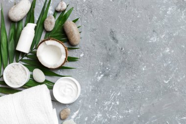 Hindistan cevizi yağı dolu kavanozlar ve renkli arka planda kozmetik kremi. Üst Manzara. Metnin için boş yer. Doğal spa Hindistan cevizi kozmetik ve organik tedavi konsepti Hindistan cevizi spa bileşimi.