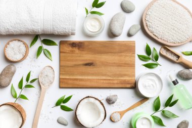 Hindistan cevizi yağı dolu kavanozlar ve renkli arka planda kozmetik kremi. Üst Manzara. Metnin için boş yer. Doğal spa Hindistan cevizi kozmetik ve organik tedavi konsepti Hindistan cevizi spa bileşimi.