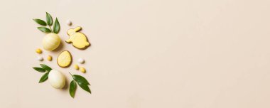 bayram hazırlığı renkli arka planda kurabiyeli çok renkli Paskalya yumurtaları. Pastel renginde Paskalya yumurtası. Kopyalama alanı olan tatil kavramı.