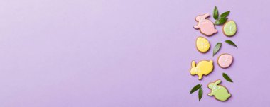 bayram hazırlığı renkli arka planda kurabiyeli çok renkli Paskalya yumurtaları. Pastel renginde Paskalya yumurtası. Kopyalama alanı olan tatil kavramı.