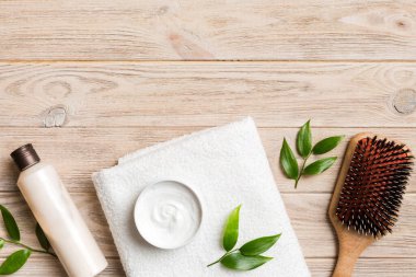 Saç bakımı, krem ve havlu için renkli bir arka plan görüntüsü. düz yat.
