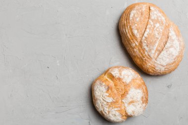 Ev yapımı doğal ekmek. Arka plan olarak farklı taze ekmek türleri, kopya alanı ile üst görünüm.