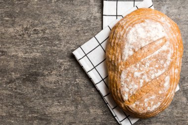 Köy manzaralı peçeteli taze pişmiş lezzetli Fransız ekmeği. Sağlıklı beyaz ekmek..