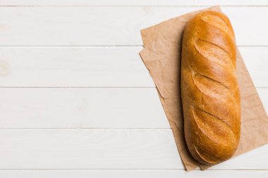Kırsal masa manzaralı peçeteli taze pişmiş ekmek. Sağlıklı beyaz ekmek izole edilmiş..
