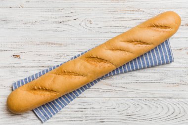 Renkli masada taze çıtır Fransız ekmeği. Üst görünüm Fırın ürünleri.