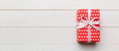 Sevgililer Günü kompozisyonu: Yay ve kalple kırmızı hediye kutusu. Noel hediyesi. Yukarıdan bak. Mesaj için yer var. Holday tebrik kartı.