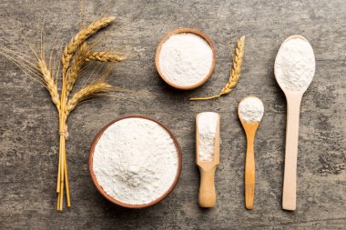 Tahta kasede buğday unu ve renkli arka planda buğday dikenleri. dünya buğday krizi.