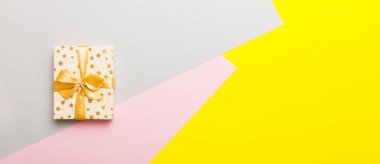 Tatil kağıdı hediyesi olarak sarı kurdeleli papyon önlük ve fotokopi alanı kullanıldı. Tatil geçmişi düzdü. Doğum günü ya da Noel hediyesi. Kopya alanı olan Noel hediyesi kutusu konsepti.