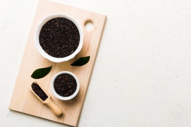 Kase içinde kinoa tohumu ve renkli arka planda kaşık. Küçük kasede sağlıklı kinwa. Sağlıklı süper yiyecekler.