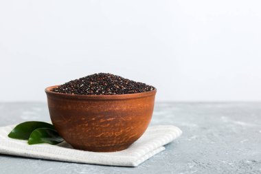 Renkli arkaplanda kinoa tohumları var. Küçük kasede sağlıklı kinwa. Sağlıklı süper yiyecekler.