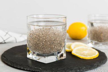 Sağlıklı kahvaltı ya da sabah chia tohumu ve limon, vejetaryen yiyecekler, diyet ve sağlık konsepti. Limonlu Chia pudingi.