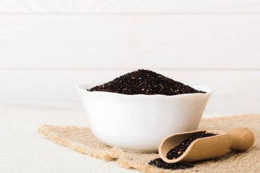 Kase içinde kinoa tohumu ve renkli arka planda kaşık. Küçük kasede sağlıklı kinwa. Sağlıklı süper yiyecekler.