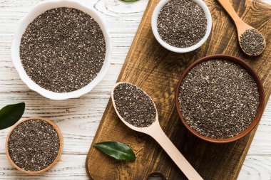 Kavanozda Chia tohumu ve renkli arka planda kaşık. Sağlıklı Salvia Hispanikleri küçük kasede. Sağlıklı süper yiyecekler.