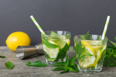 Mojito kokteyli. Limonlu, limonlu ve naneli mojito kokteylini uzun bir bardakta sopayla tazeliyorum..
