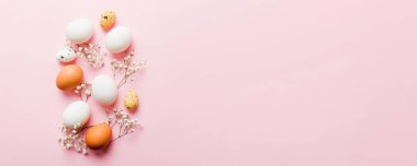 Mutlu Paskalya kompozisyonu. Renkli masada çingene yumurtaları var. Doğal boyalı renkli yumurtalar arkaplan arkaplan görünümü kopya alanı ile.