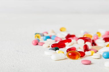 Bir çok farklı renkli ilaç ve hapların bakış açısı farklı. Renkli arkaplanda bir sürü hap.