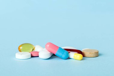 Bir çok farklı renkli ilaç ve hapların bakış açısı farklı. Renkli arkaplanda bir sürü hap.