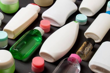 Plastik gövde bakımı şişesi düz kompozisyonu ve renkli arka plan boşluğuna kozmetik ürünler dizayn edilmişti. Beyaz Kozmetik kapları kümesi, kopya alanı ile üst görünüm.