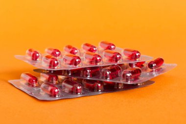 Bir sürü farklı hap kutusu istiflenmiş. Seçici Odaklanma. Haplı su toplayıcı haplar. Renkli pasaport paketleri. Su toplamış ilaç yığını. İlaç paketlerinde su toplamış..