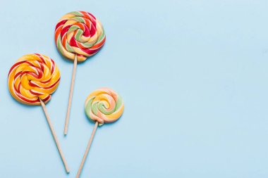 Renkli arka planda renkli lolipoplar. Yaz kavramı. Parti Mutlu Yıllar ya da Minimalist Kavram.