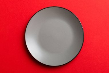 Renkli arka plan izole edilmiş üst görünümü yiyecek için boş yuvarlak gri tabak. Tasarımınız için alanı olan boş tabak.