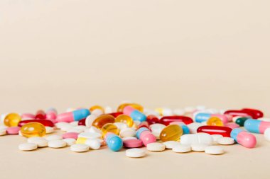 Bir çok farklı renkli ilaç ve hapların bakış açısı farklı. Renkli arkaplanda bir sürü hap.