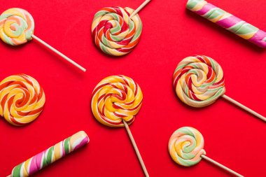 Renkli arka planda renkli lolipoplar. Yaz kavramı. Parti Mutlu Yıllar ya da Minimalist Kavram.