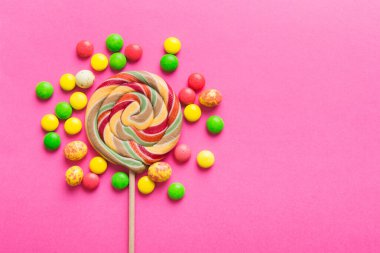 Lezzetli İştah açıcı Parti Aksesuarları Mutlu Yıllar Tatlı. Renkli arkaplanda farklı tipte şekerler, kopyalama alanı. Renkli doğum günü partisi geçmişi.